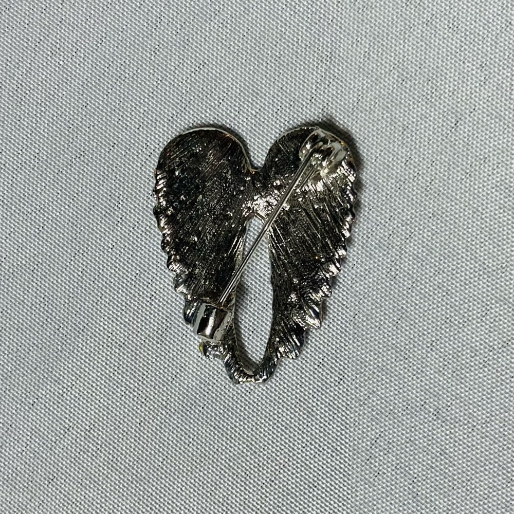 ⭐️ Feathered Angel Wings Rhinestone Embellished Heart Brooch Pin - Picture 3 of 7